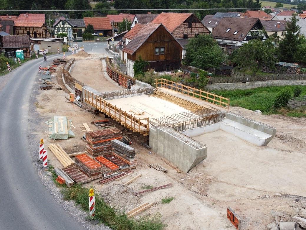 Auf dem Luftbild sind die Schalungsarbeiten des Überbaus und der Stützwände zu sehen.