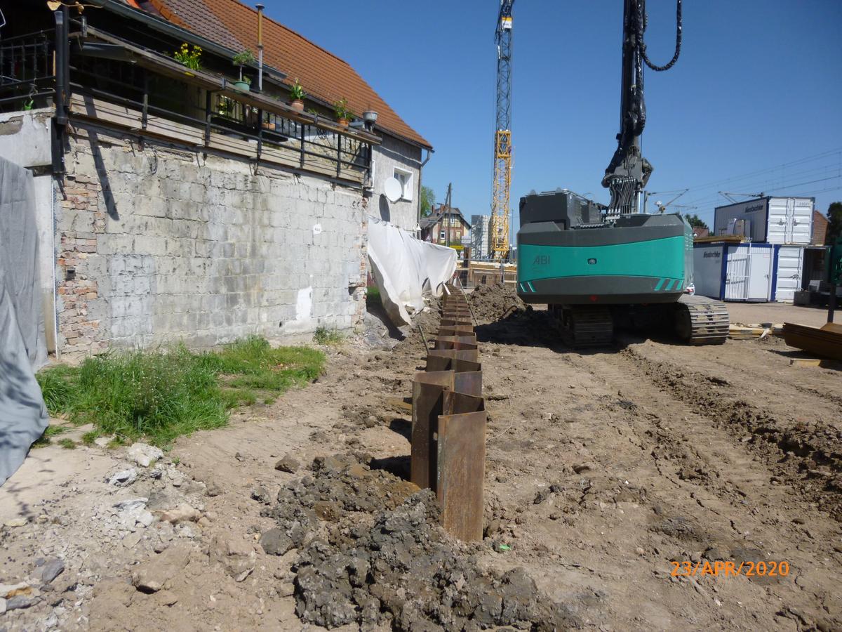Auf dem Bild sieht man die Arbeiten beim Verbau der Stützwände.