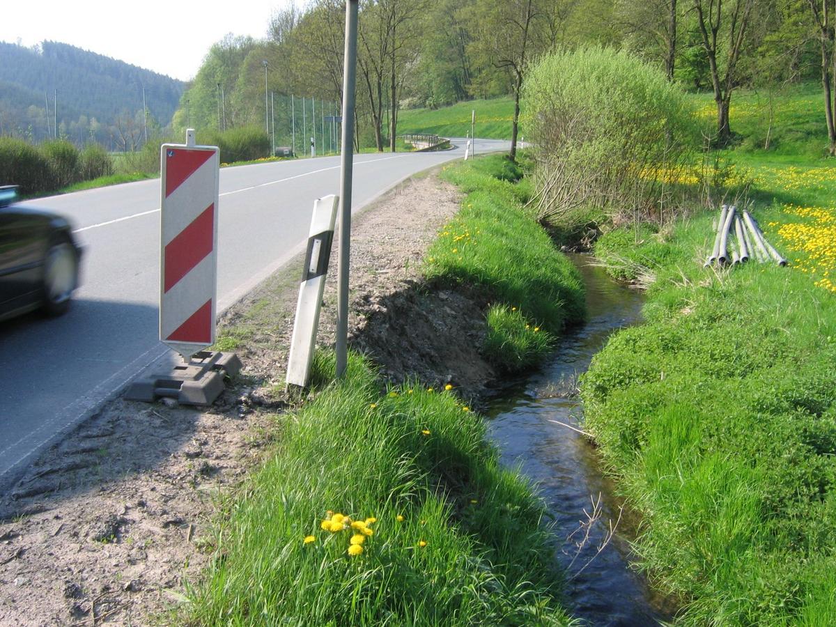 Der Görnitzbach an der B85 zwischen Teichel und dem Abzweig Großkochberg.