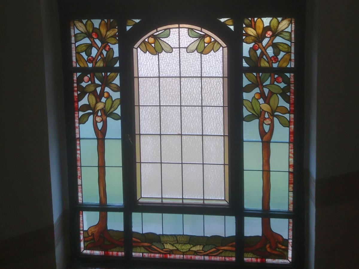 Bleiglasfesnter in Kirchenfensterform