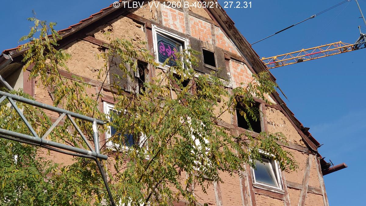 Fachwerkgiebel; Aufscahungen aus unterschiedlichen Materialien, teilweise fehlen Fenster oder die Ausfachung