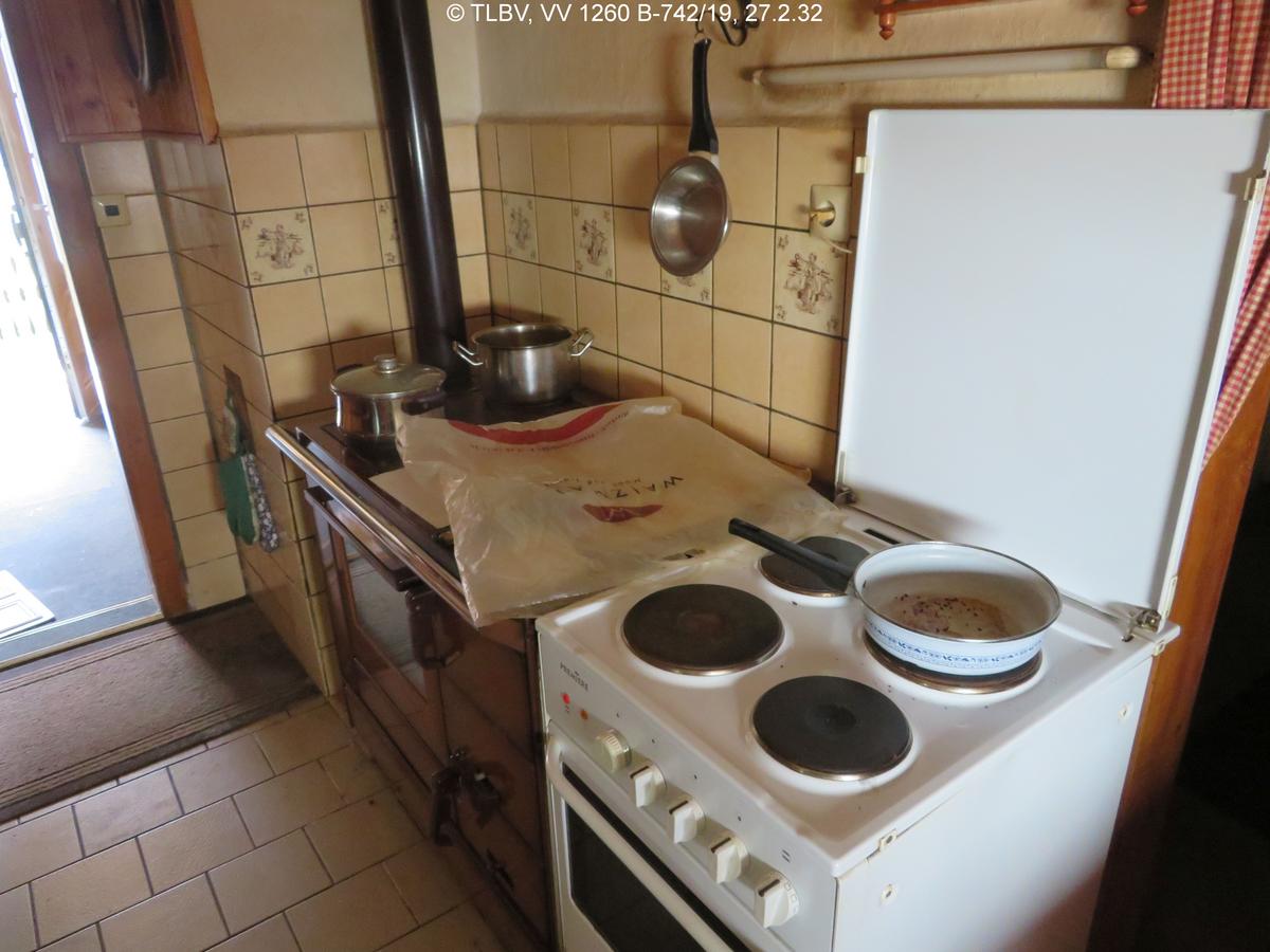 Küche, Boden gefliest und Fliesenspiegel, Elektro- und Kohleherd, unberäumt
