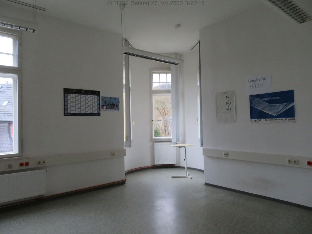 Büro mit Kabelkanälen und Blick in runden Turmanbau