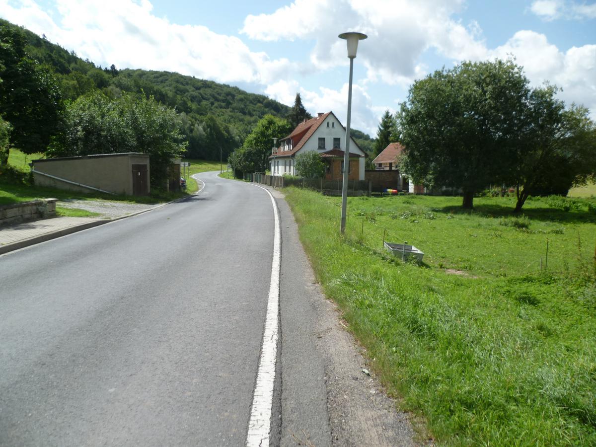 Auf dem Bild sieht man den Straßenzug ohne einen Gehweg.
