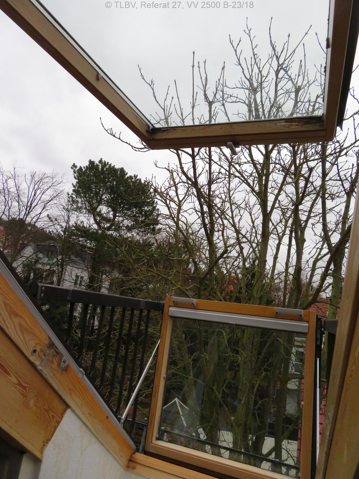 Blick aus aufgeklappten Dachfenster, zum französischen Balkon aufklappbar