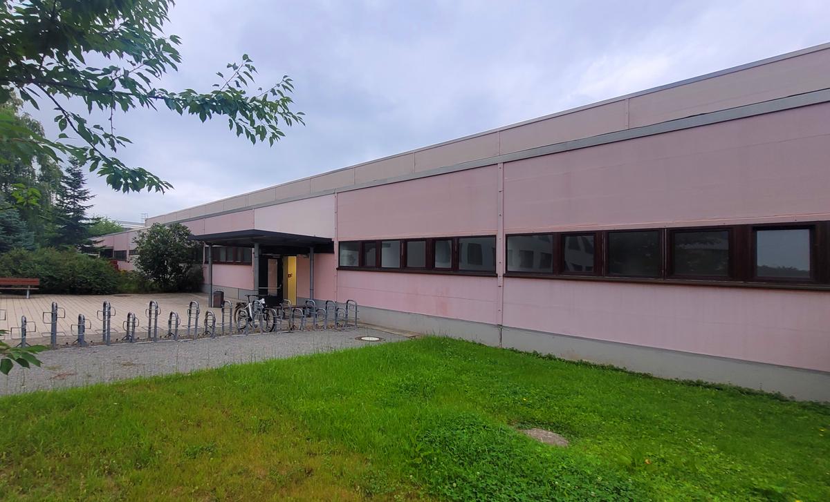 Sporthalle des Sportgymnasiums Jena - Ansicht auf Haupteingang mit Fahrradständern