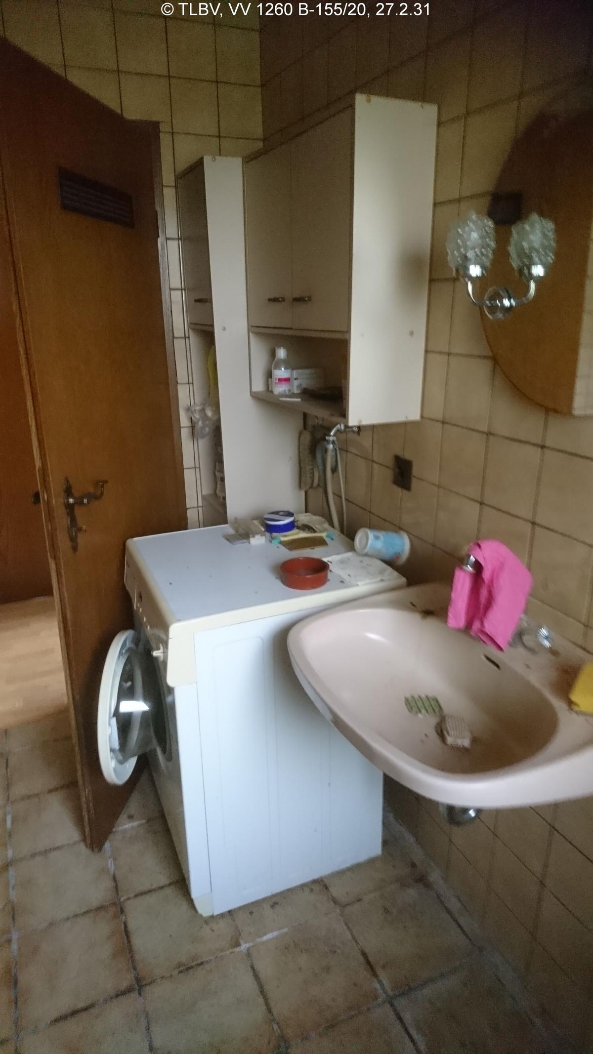 Bad Richtung Flur geschaut, Holztür, Fliesen verschmutzt und verschlissen, Bad unberäumt