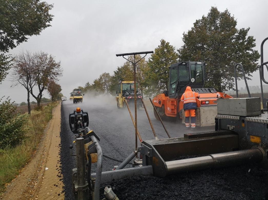 Es sind Arbeiten zum Einbau der Asphaltschichten zu sehen.