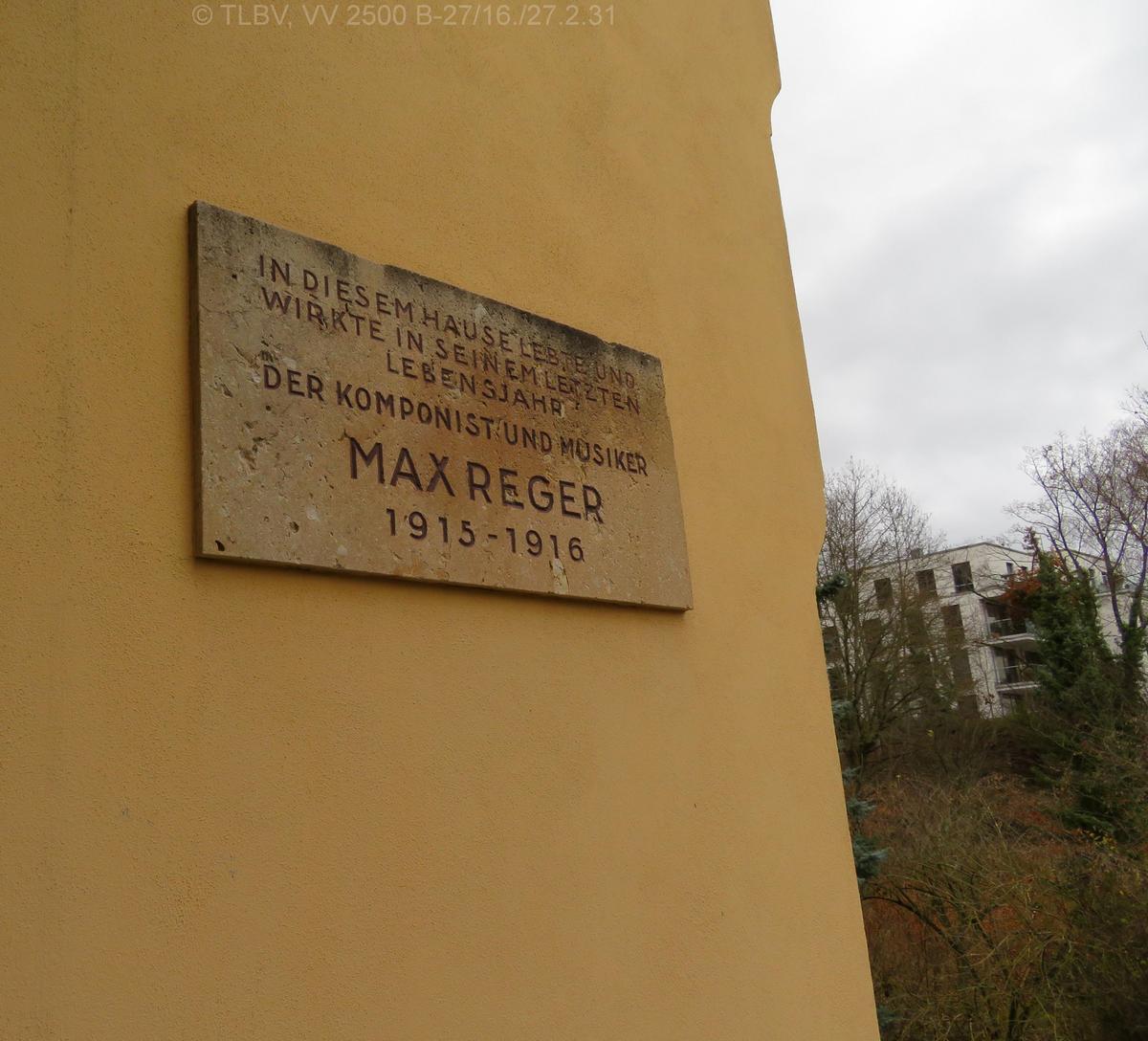 Hinweisschild aus Stein an der Fassade, mit dem Hinweis auf Max Reger, der hier zeitweise wohnte und wirkte