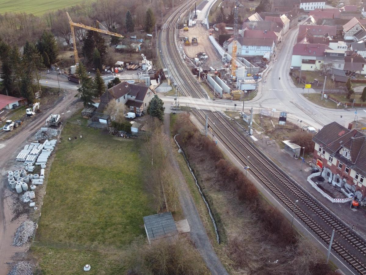 Auf der Luftbildaufnahme ist der vierte Bauabschnitt mit der Geh - und Radwegunterführung.