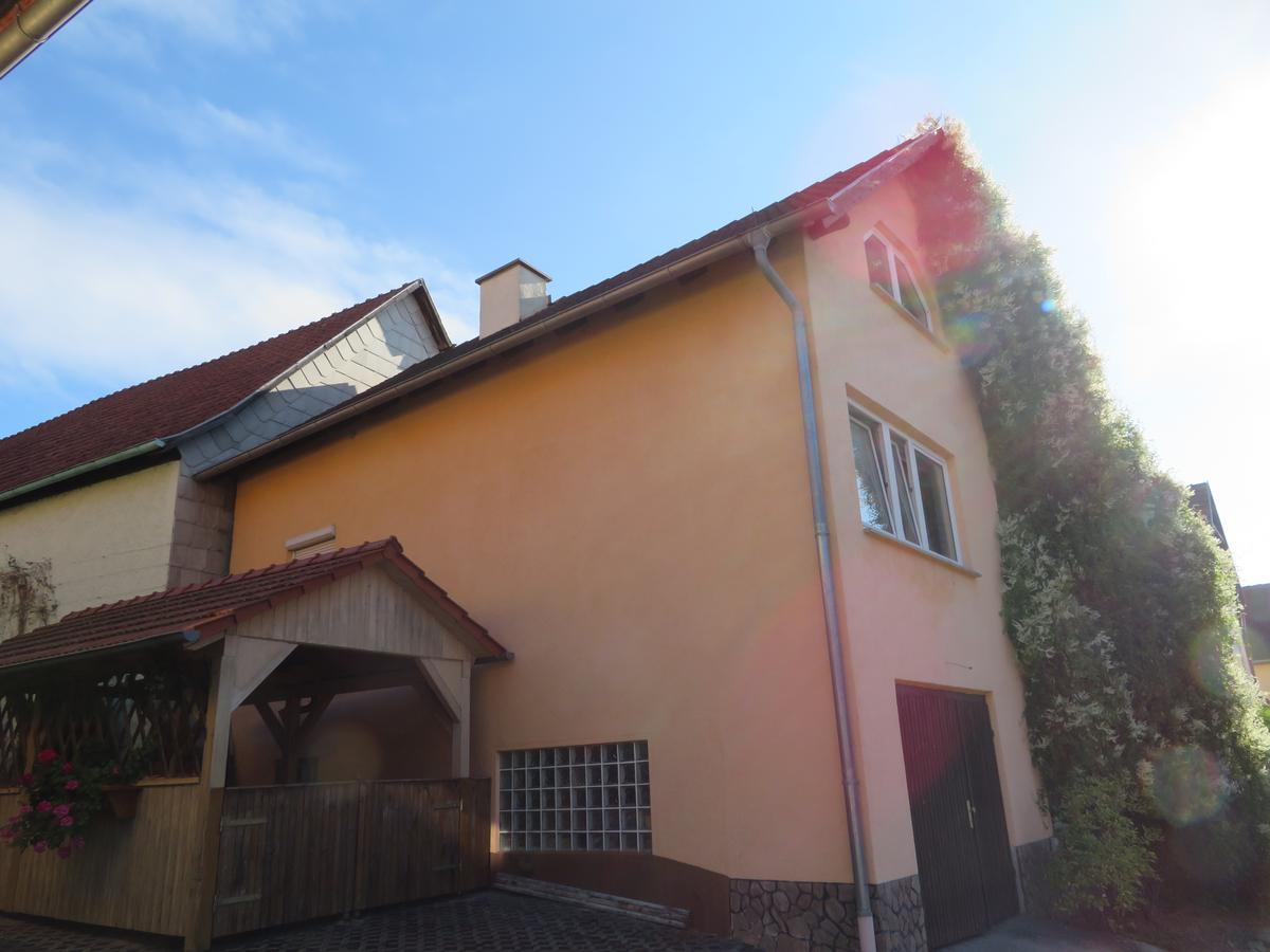 Seitenansicht des Wohnhauses, lachsfarbener Putz