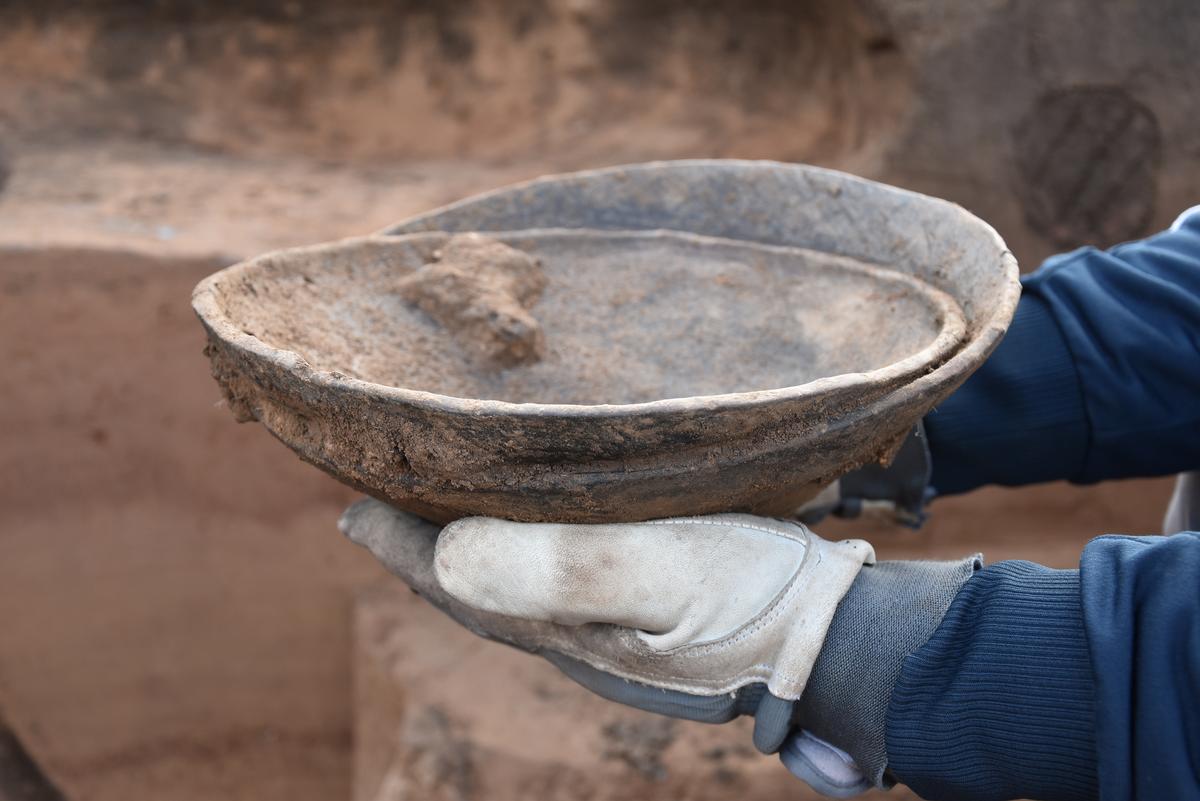 Zwei etwa 3000 Jahre alte Schalen eines sorgfältig deponierten 5-teiligen Gefäßsets fanden sich zusammen mit kleinteiligem Siedlungsmüll in einer Abfallgrube der sogenannten „Unstrut-Gruppe“ einer spätbronzezeitlichen Kultur, wenige 100 Meter vor der westlichen Ortseinfahrt von Ringleben. Bildquelle: TLDA