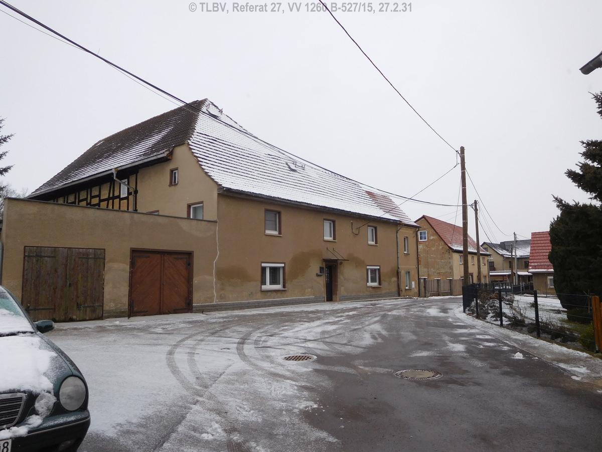 Straßenansicht, links im Bild Doppelgarage, Fachwerkanbau; Straßenfront zweigeschossige, wenige und kleine Fenster