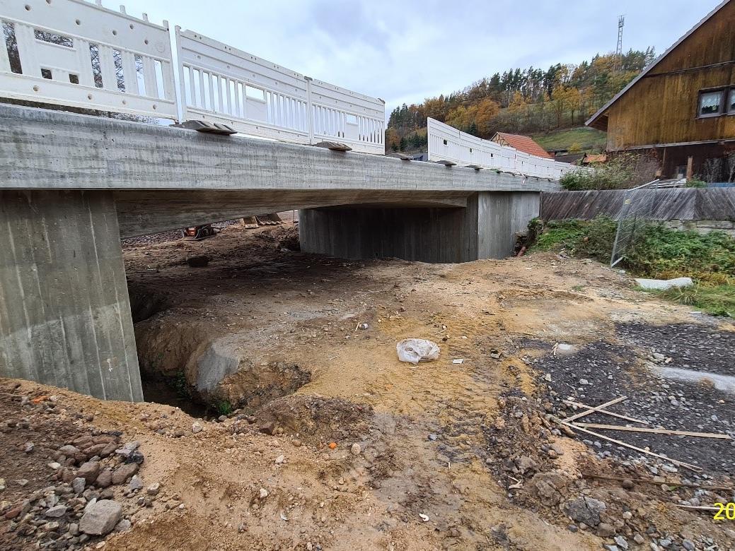 Auf dem Bild sind die fertiggestellten Kappen der Brücke und Stützwände zu sehen.
