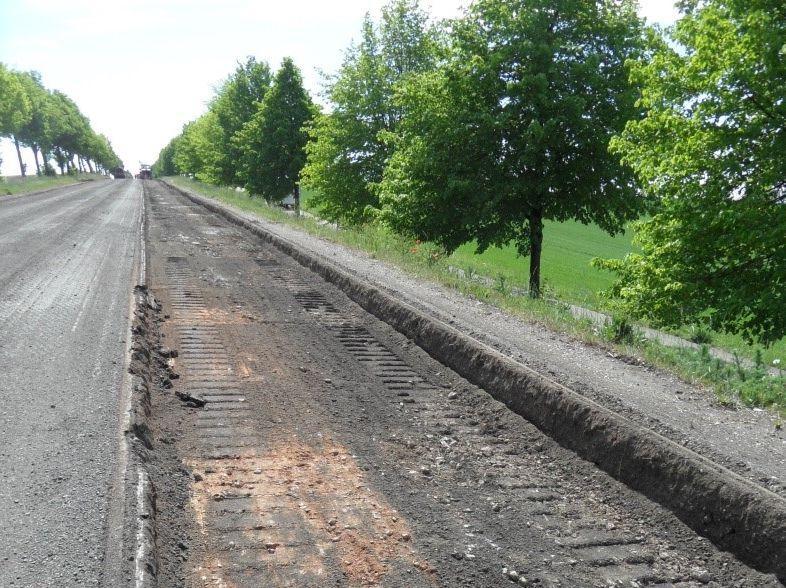 Auf der Aufnahme sind die vorhandenen Asphaltbefestigungen, welche in einer Dicke bis 30 cm gefräst worden sind.