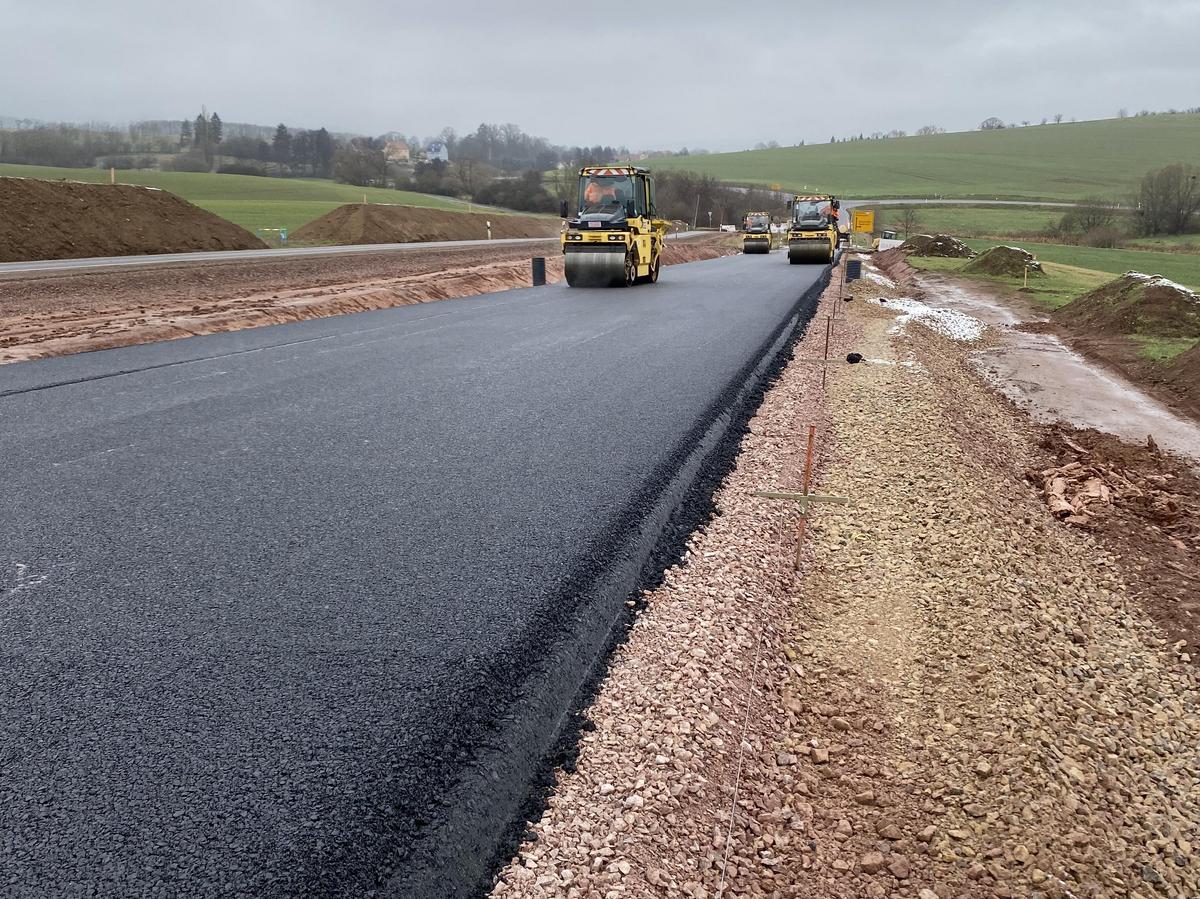 Arbeiten am Asphalt für den Ausbauabschnitt.
