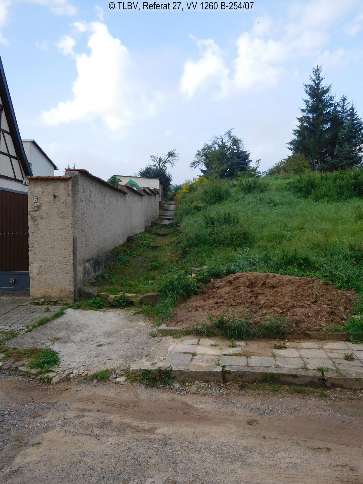 Blick von der Straße, Begrenzungsmauer zum Nachbargrundstück