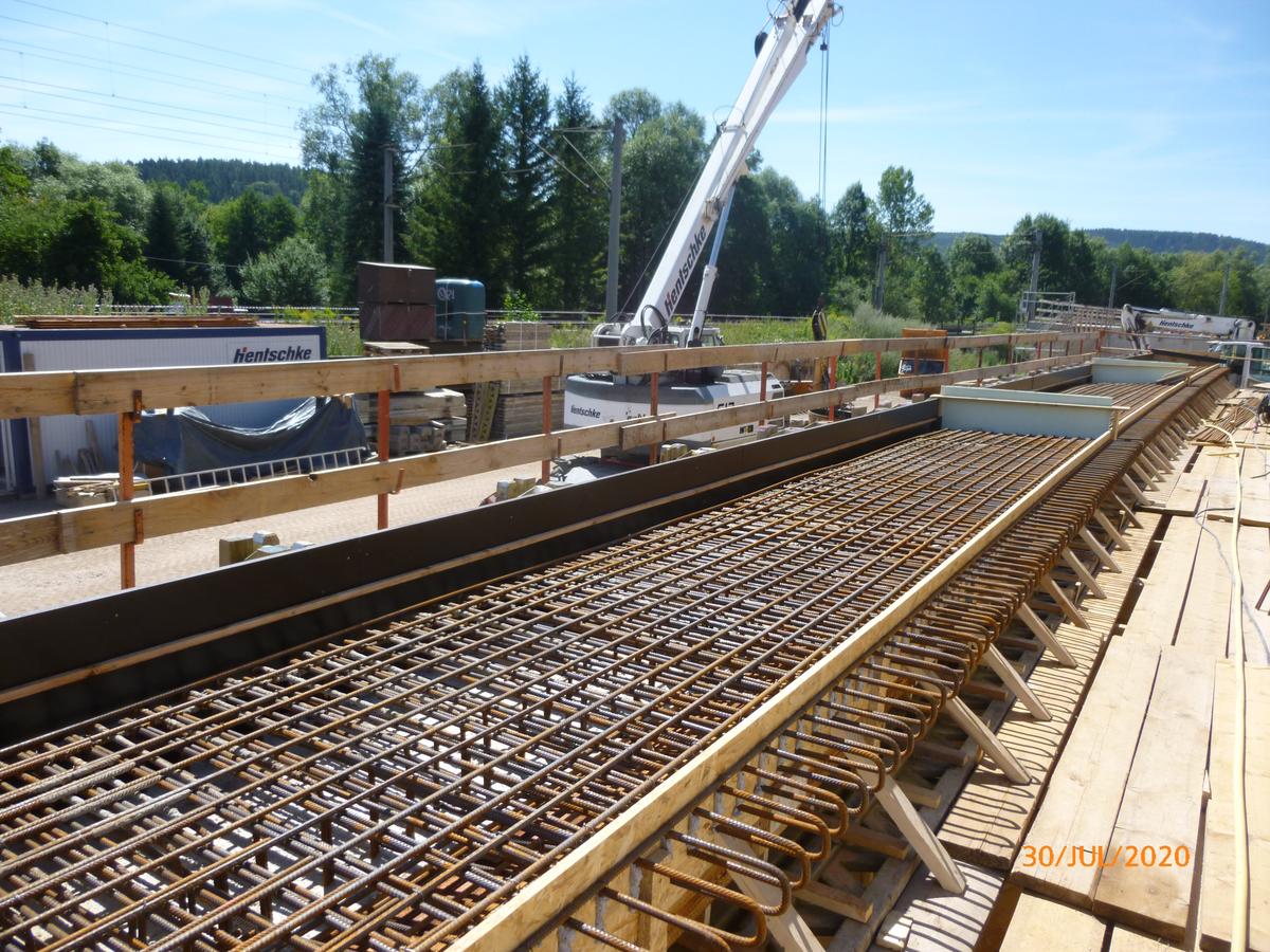 Das Bild zeigt die Arbeiten an der Stützwand bei sonnigem Wetter.