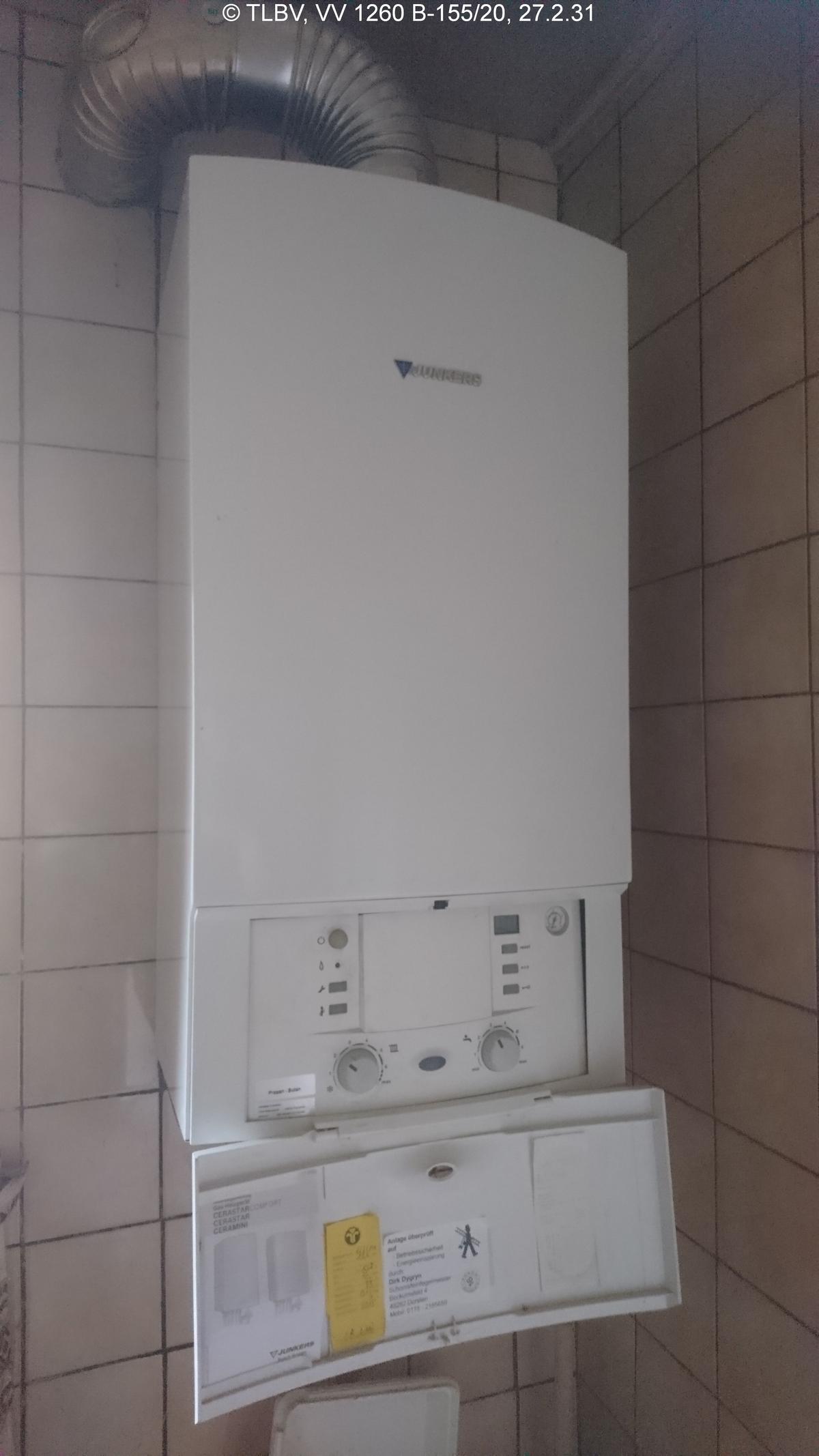 Nahaufnahme der Heiztherme im Bad