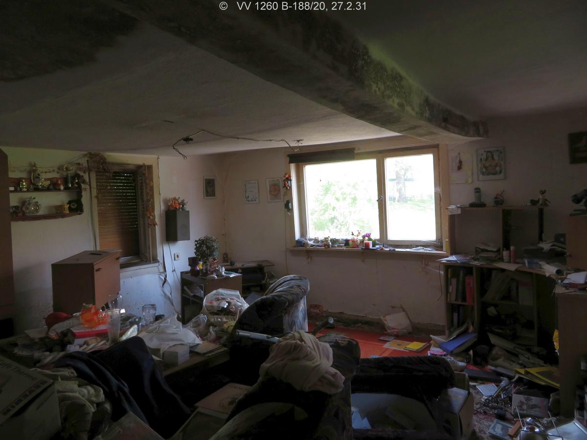 Blick in unberäumtes Wohnzimmer, vermüllt