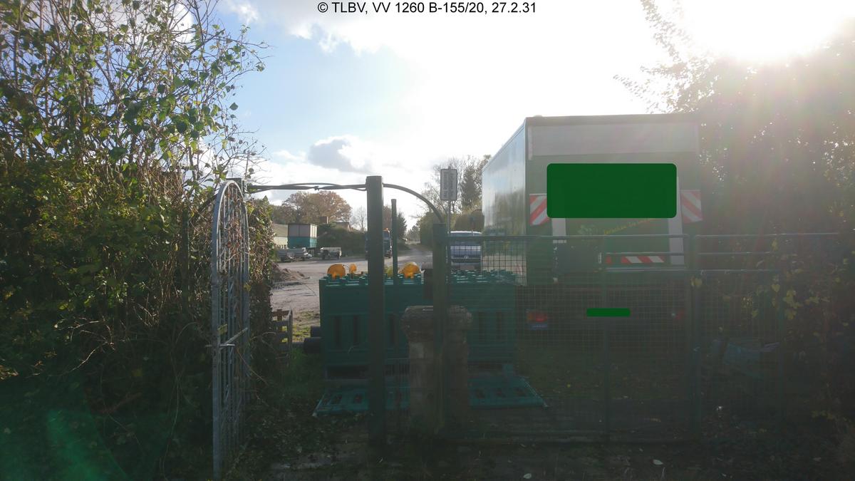 Blick aus dem Grundstück heraus auf die Fläche vor der Einfahrt, Fläche durch LKW verstellt