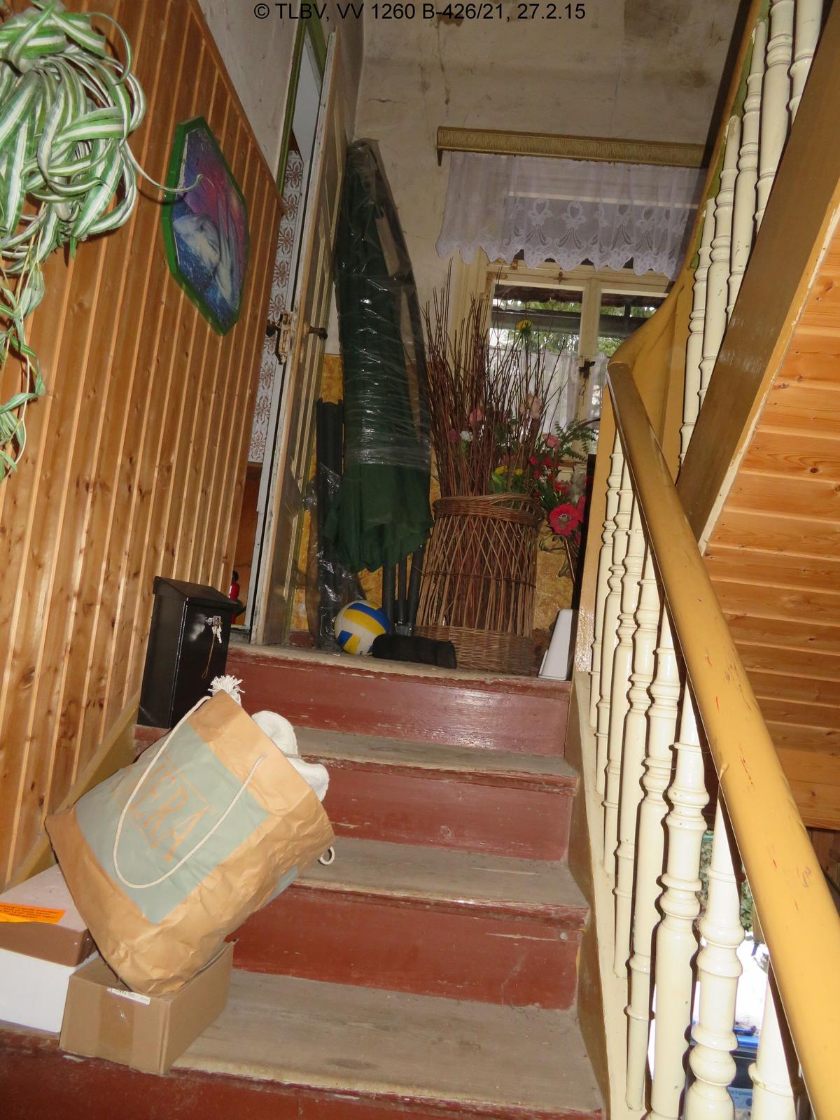 Innentreppe; Holzstufen und Geländer; Wand mit Holzverkleidung; unberäumt, verschlissen