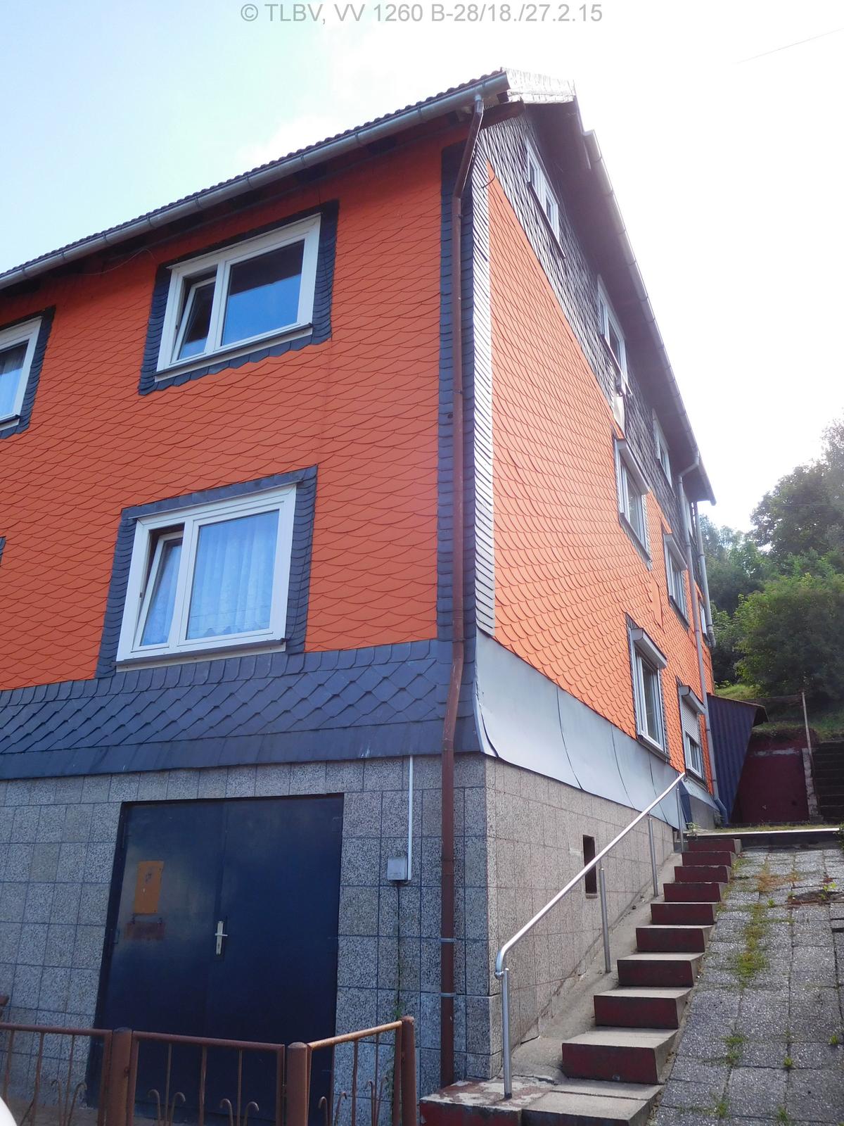 Haus am Hang, rechtsseitig führt Treppe am Haus lang