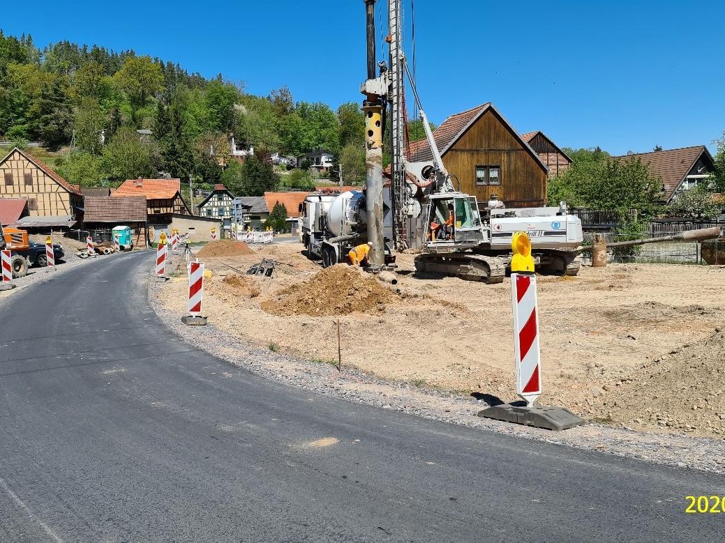 An einem sonnigen Sommertag werden die Gründungen für die Bohrpfähle vorgenommen.