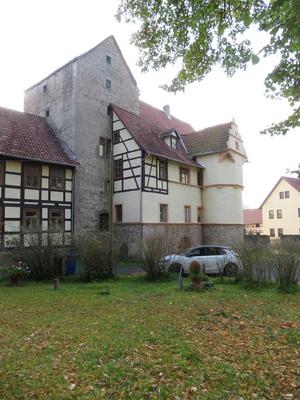Blick auf ein Gebäudeensemble aus Baukörpern verschiedener Bauzeiten, teils Fachwerk, teils Massivbau