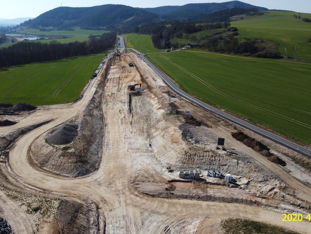 Ein Luftbild der Straßenbaubaustelle.