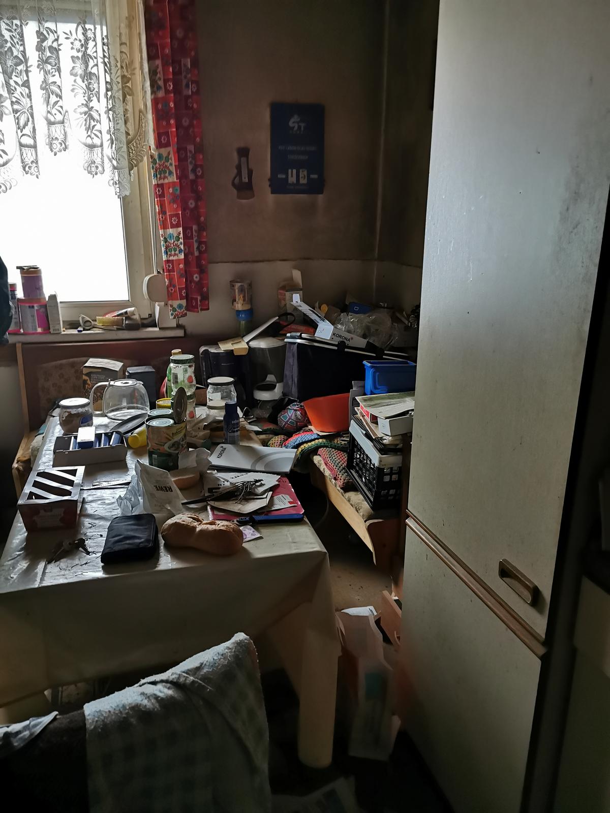 ein vermülltes und verschmutztes Zimmer