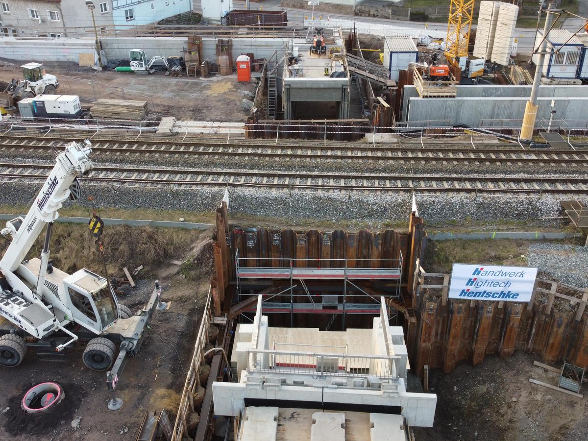 Auf dem Luftbild sind die Bauarbeiten an dem Bauwerk 04 vor dem Verschub in den Bahndamm zu sehen.