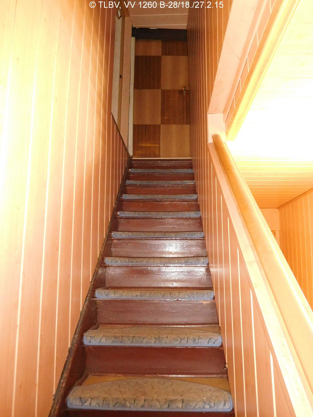 Innentreppe aus Holz, Wände ebenfalls holzvertäfelt