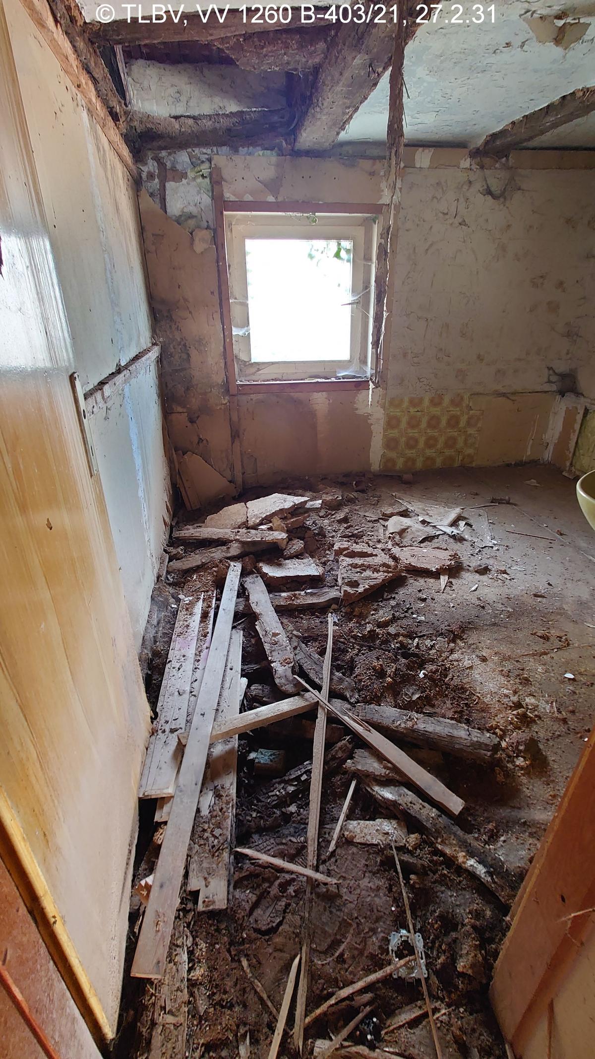 Zimmer mit heruntergefallener Decke