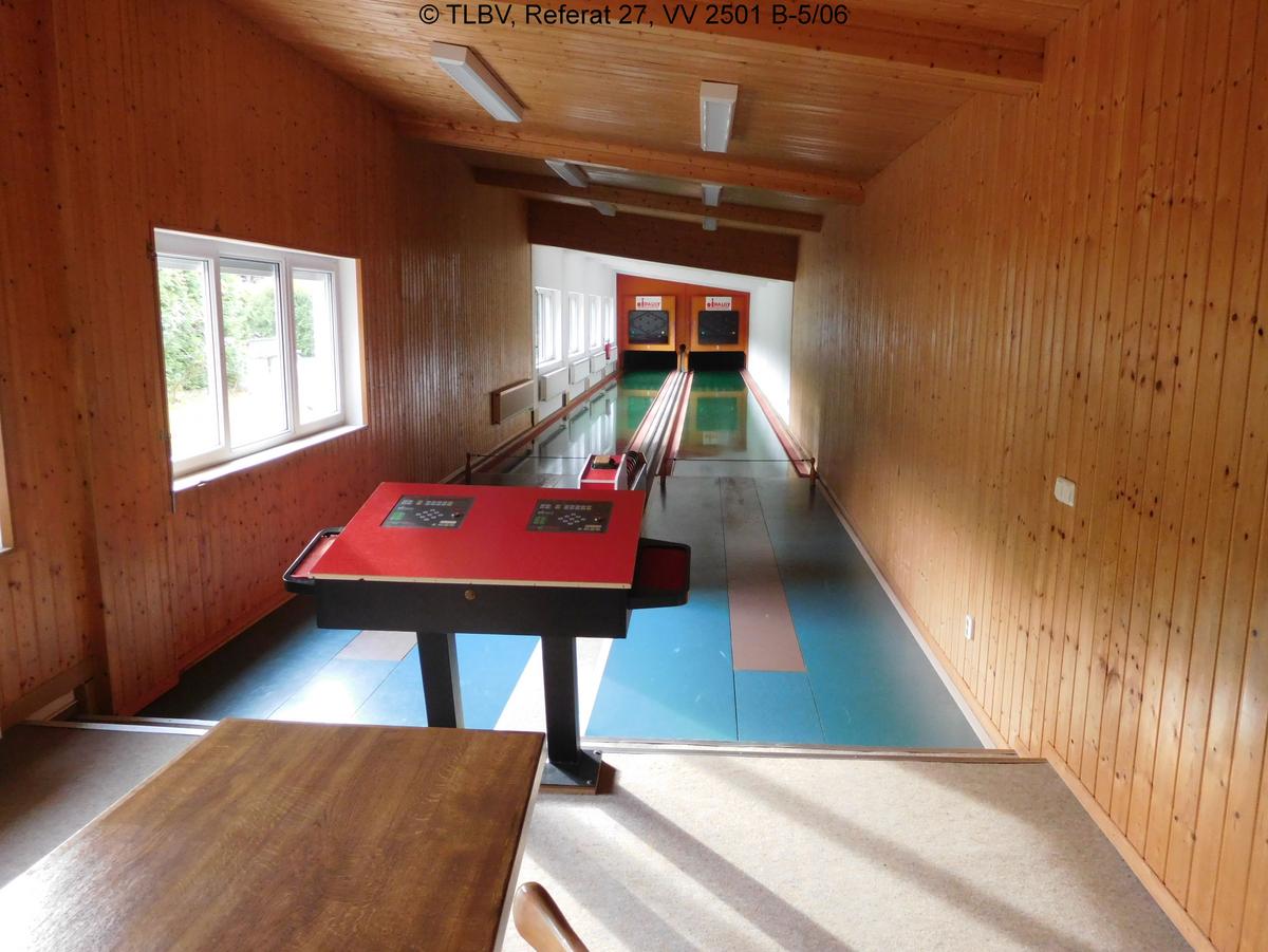 zwei Kegelbahnen mit mittigem Steuerungselement