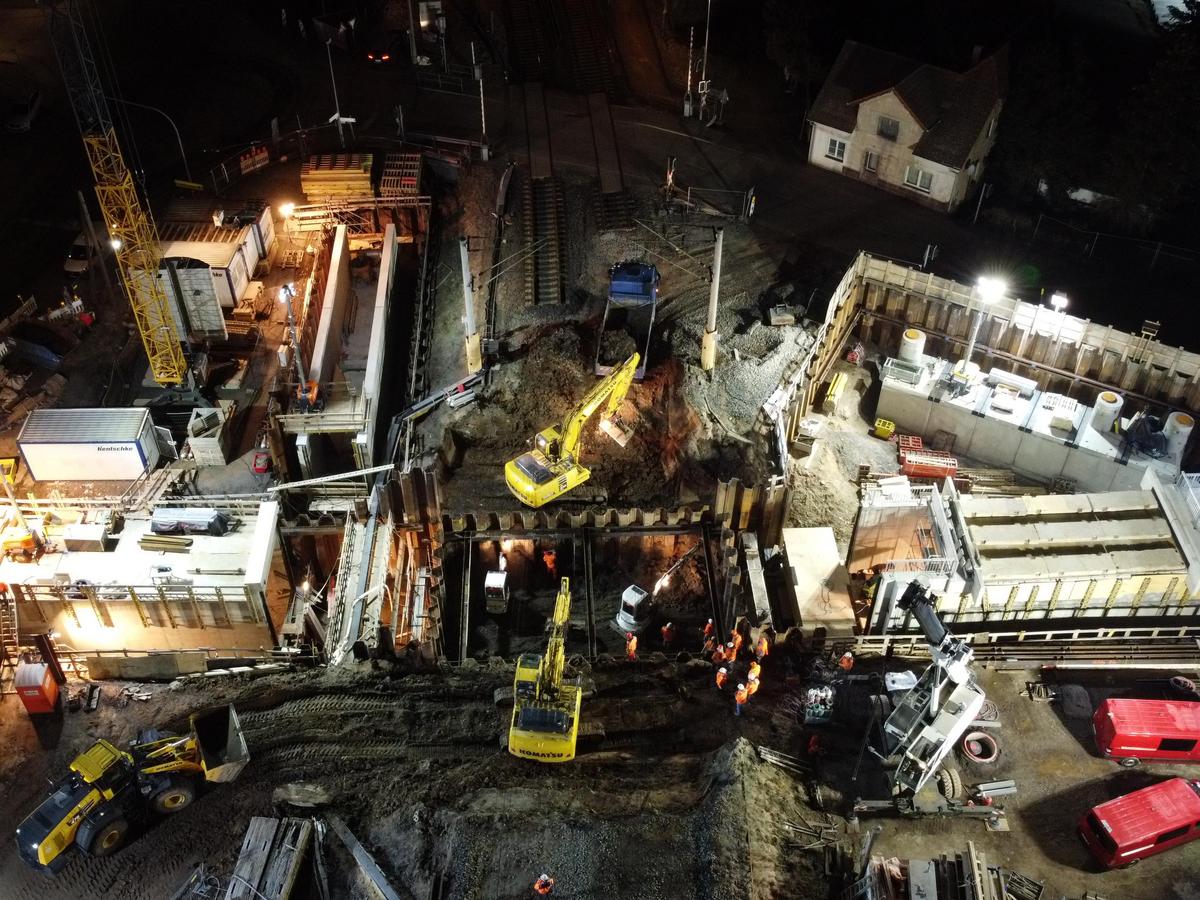 Auf dem Luftbild sieht man die Arbeiten am Bauwerk 04 in der Nacht.