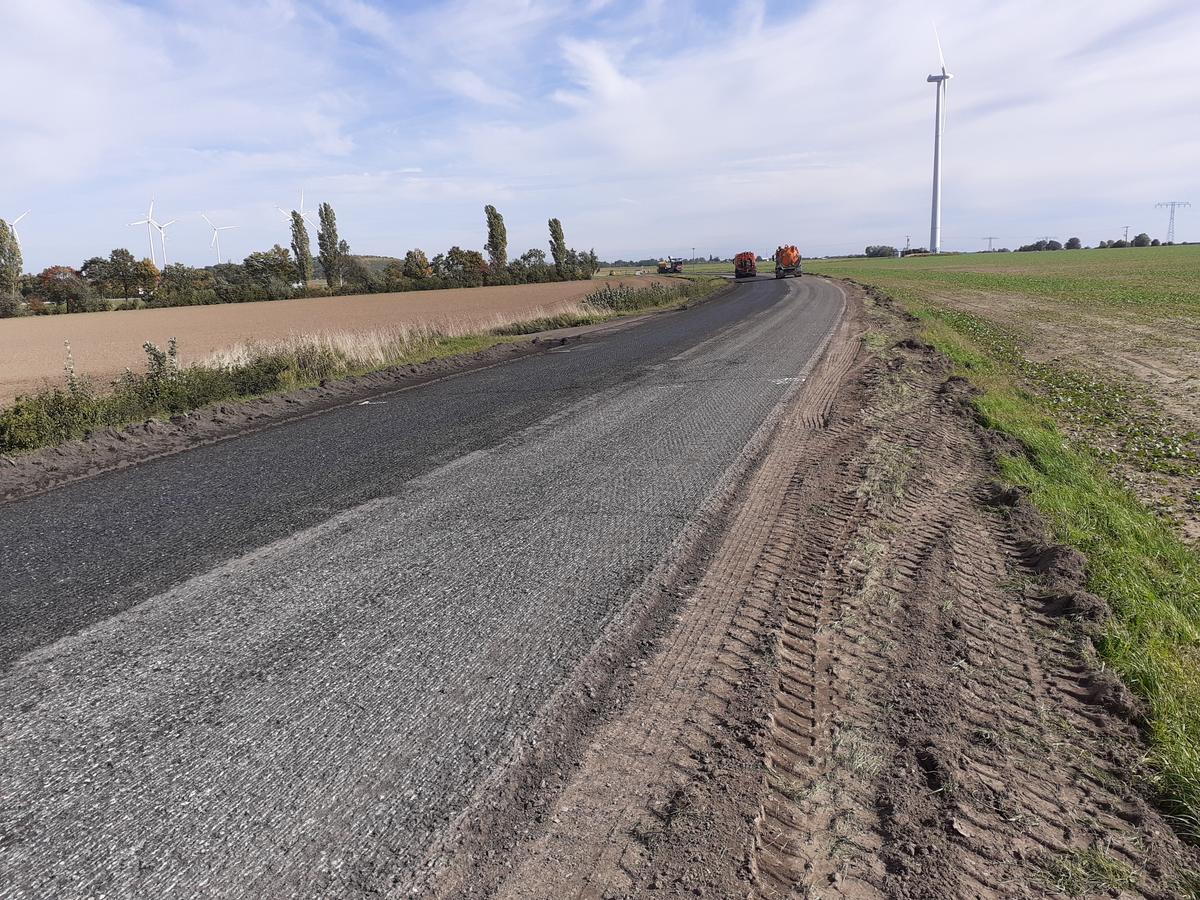 Das Bild zeigt die Landesstraße während der Sanierung der Fahrbahndecke.