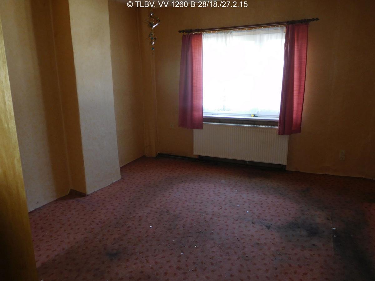 düsteres Zimmer mit Fenster, Teppich und Wandanstrich verschmutzt
