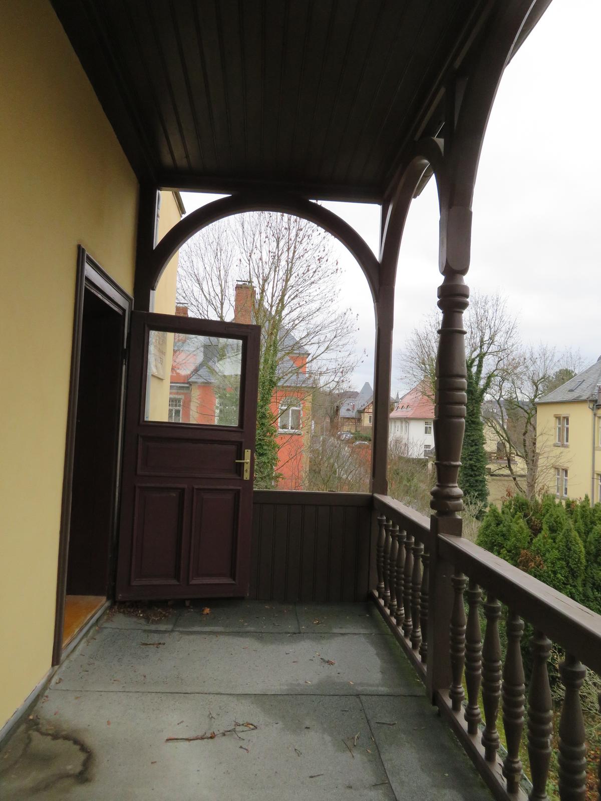 großzügiger Balkon mit Holzgeländer, tlw. gedrechselt