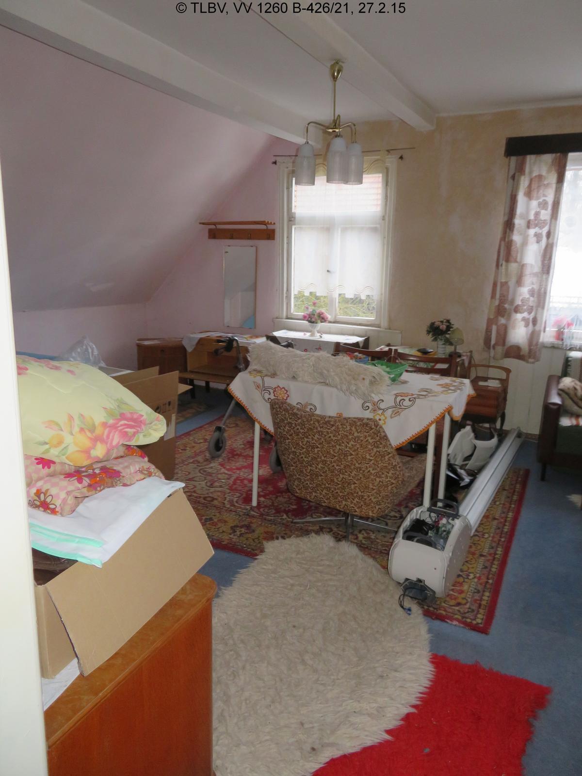 unberäumtes Zimmer im DG; Teppich, Wandfarben stark verschlissen; 2 Fenster