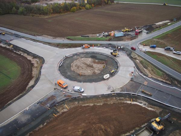 Luftbild vom Bau des Kreisverkehrs bei Aschara.