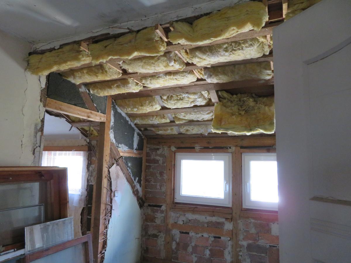 Dachgeschoss in Ausbauzustabd Rohbau, Gefache und Ausmauerung sichtbar, sowie offene Dämmung der Dachschräge