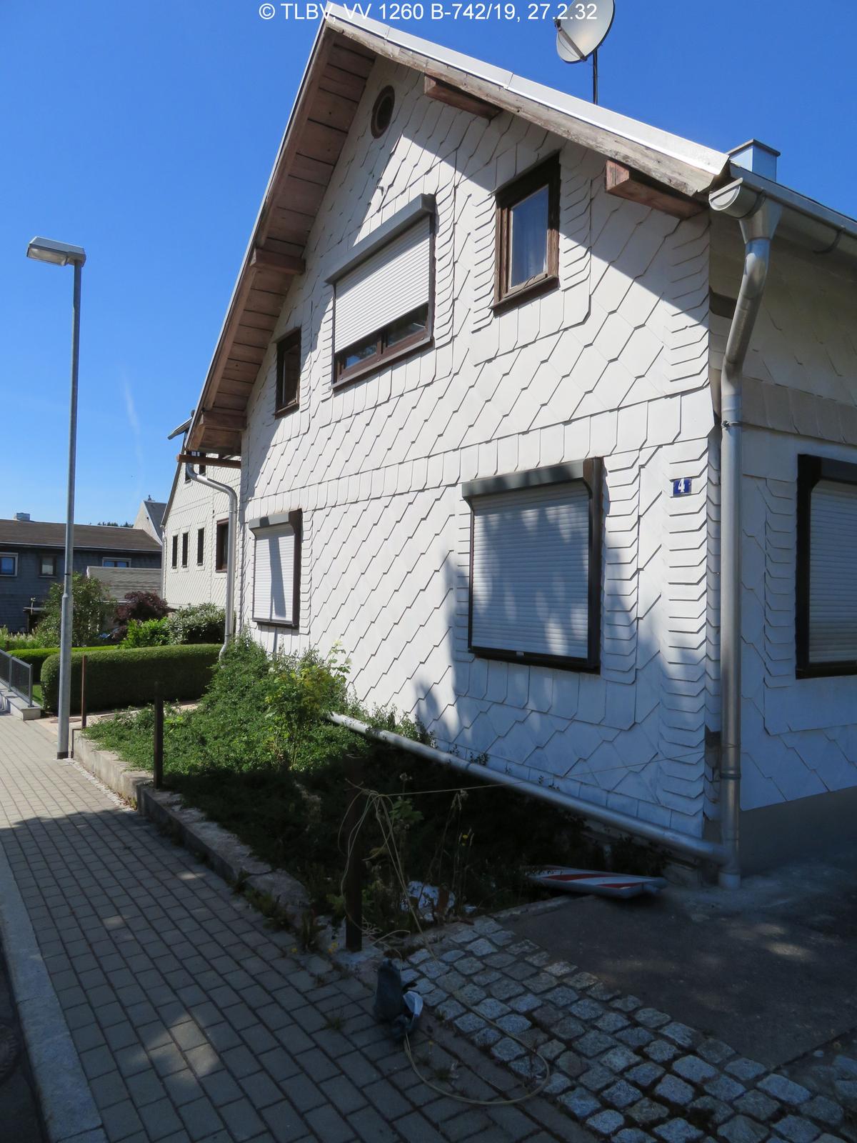Giebelseite eines eingeschossigen Wohnhauses mit ausgebautem Dachgeschoss