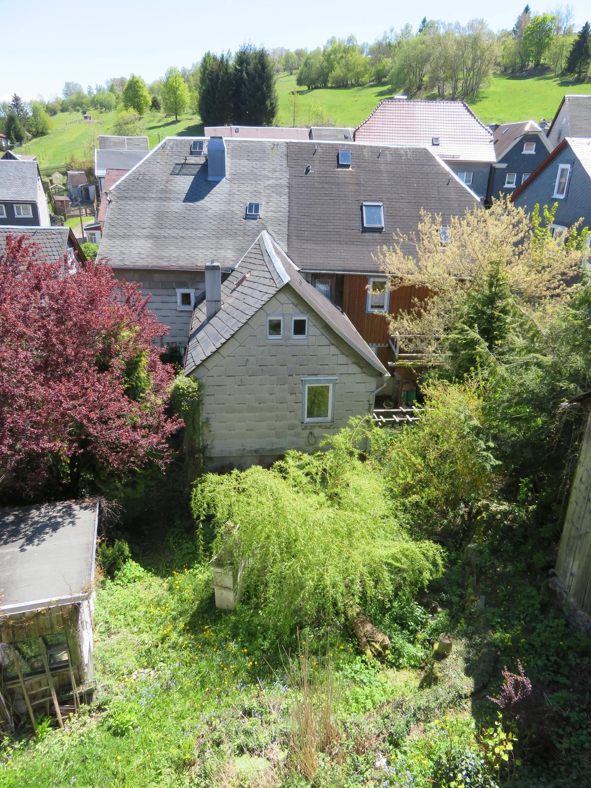 Beide Häuser mit Scheune und Gartenteil von oben zu sehen. Rückansicht