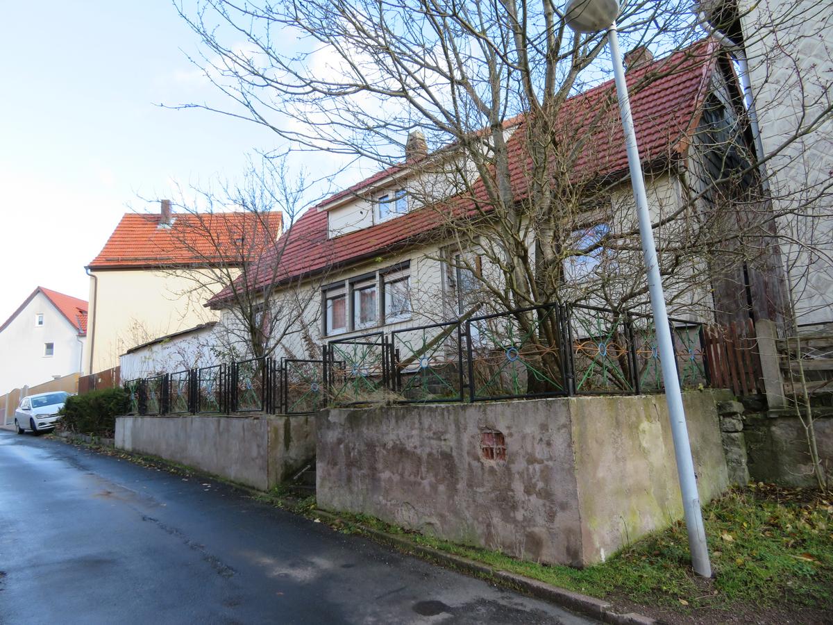 Westansicht Wohnhaus mit Eingang über Vorgarten