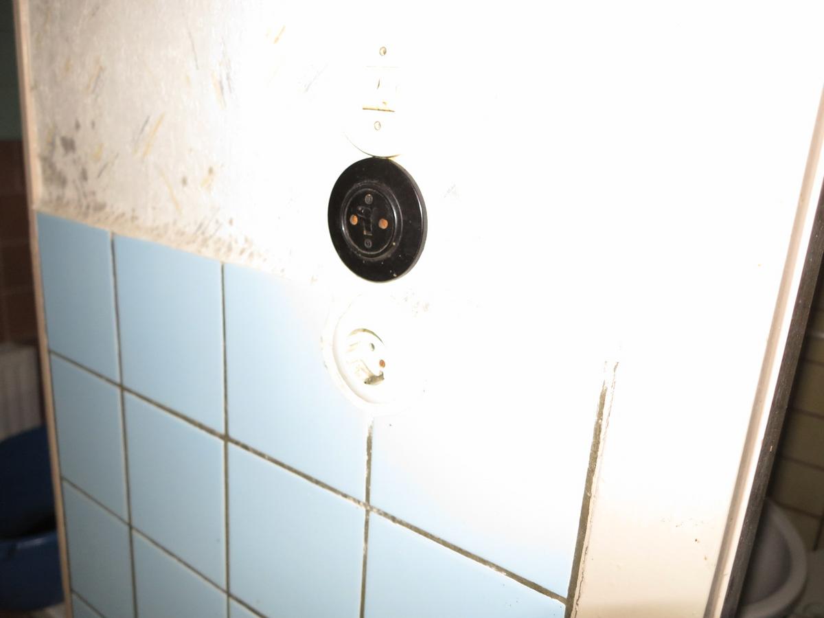 Foto auf veraltete Steckdosen und Lichtschalter