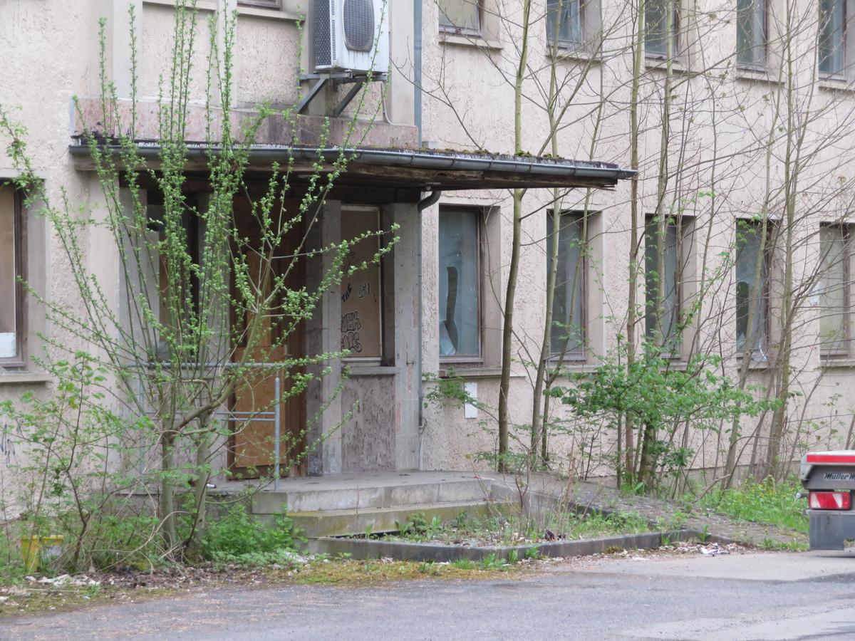 Überdachter Haupteingang mit Stufen und Rampe