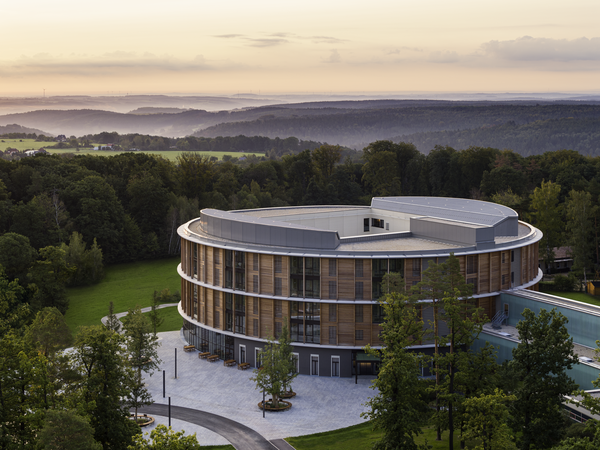 Drohnenaufnahme von Neubau Bettenhaus am Waldkrankenhaus „Rudolf Elle“ in Eisenberg
