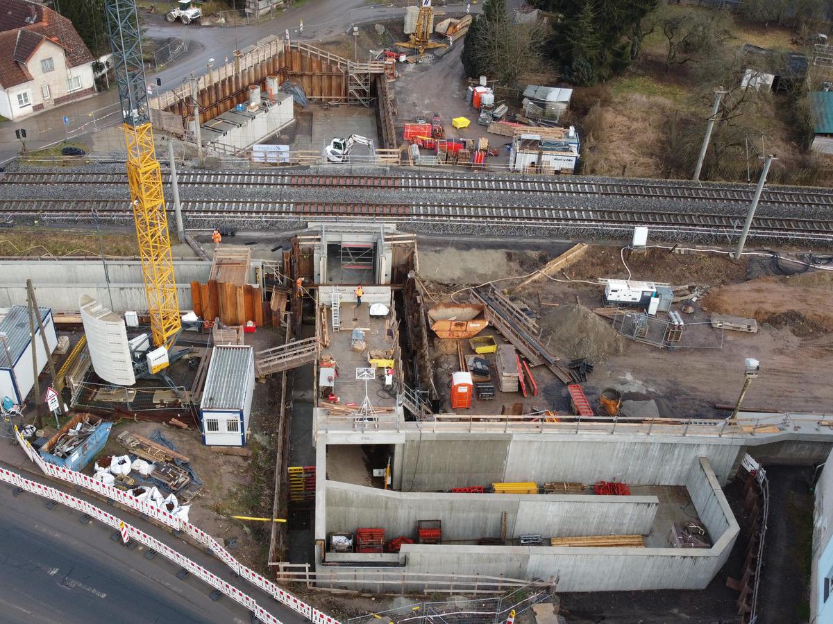 Auf der Luftbildaufnahme sieht man das Bauwerk 4 nach dem Verschub in den vorliegenden Bahndamm.