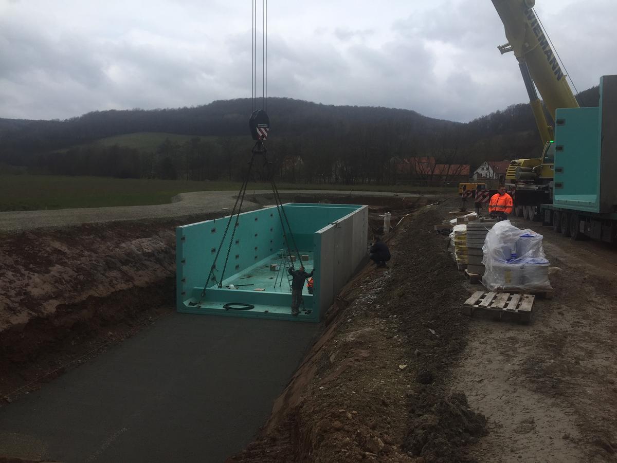 Das Regenrückhaltebecken wird gebaut.